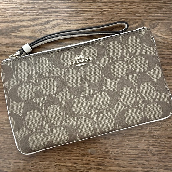 Coach Large Wristlet In Signature Canvas - Picture 1 of 8